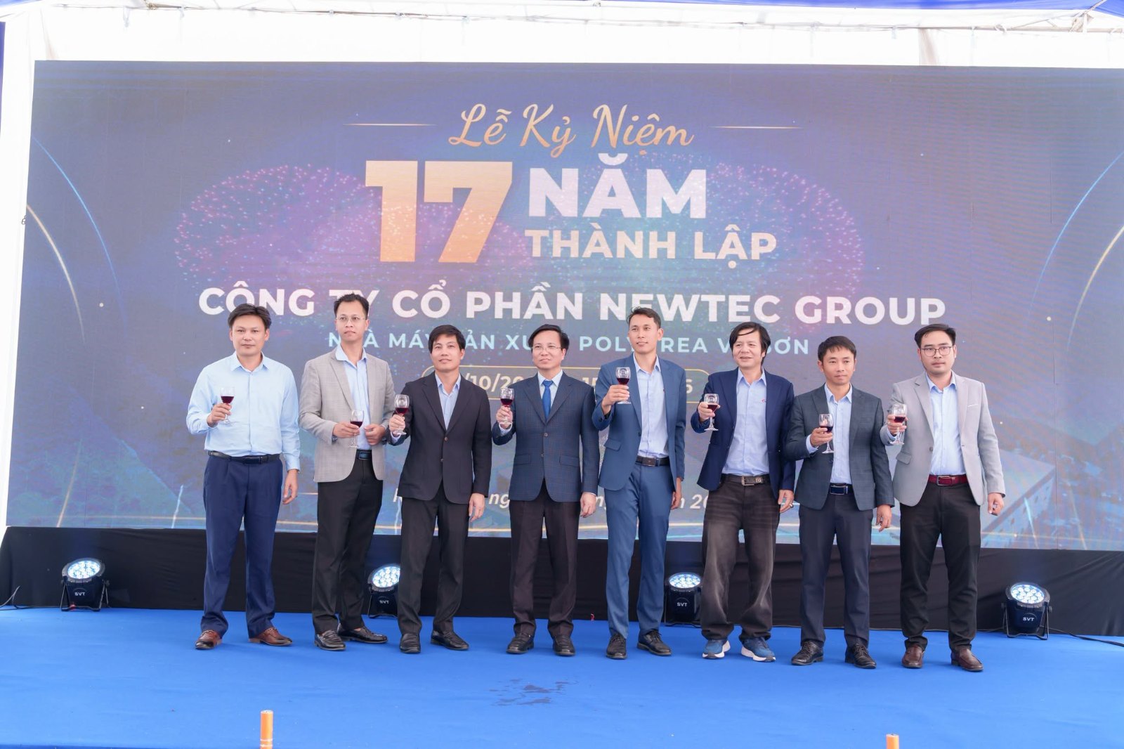 Ban lãnh đạo Newtec Group nâng ly chúc mừng 17 năm thành lập trên sân khấu