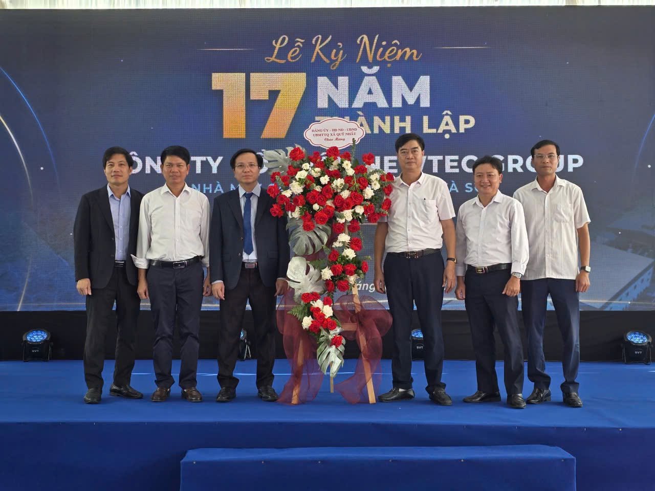 Thường vụ & Lãnh đạo xã Quỹ Nhất tặng lẵng hoa chúc mừng Newtec Group