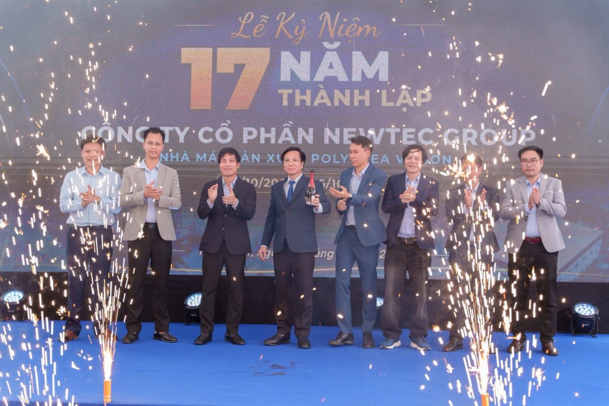 Ban lãnh đạo Newtec Group nâng ly chúc mừng giữa pháo sáng tại Lễ kỷ niệm 17 năm thành lập