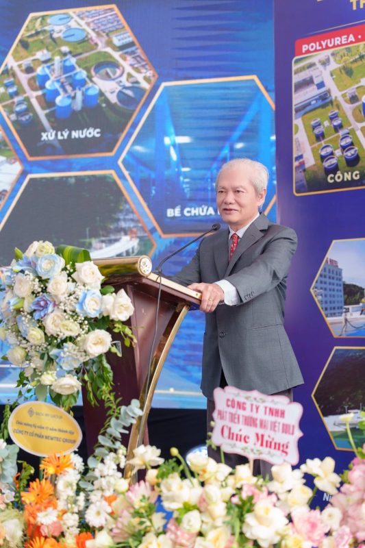 Ông Tống Văn Nga – Nguyên Thứ trưởng Bộ Xây dựng, Chủ tịch Hội Vật liệu Xây dựng Việt Nam phát biểu chúc mừng