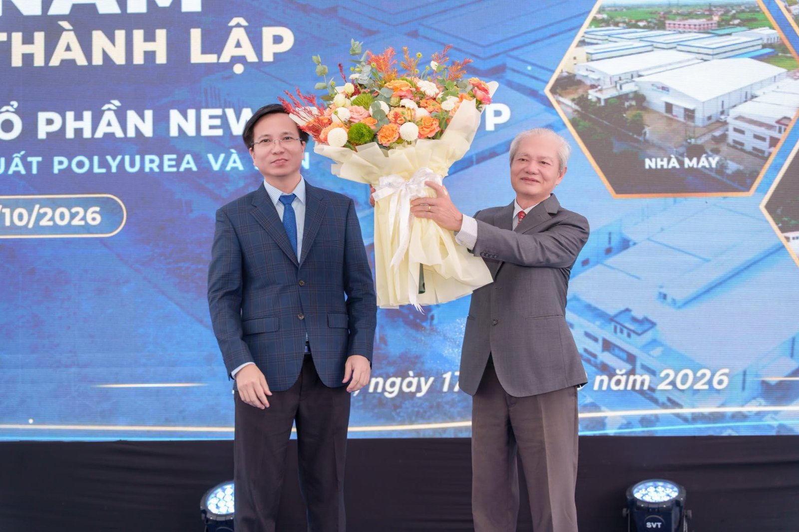 Ông Trần Ngọc Anh tặng hoa cảm ơn ông Tống Văn Nga