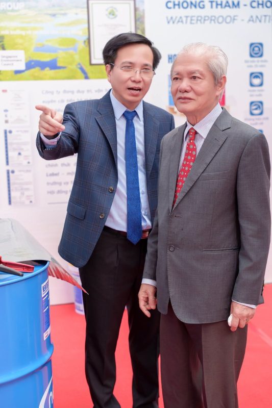 Khách mời tham quan gian trưng bày sản phẩm NEWTECOAT tại nhà máy