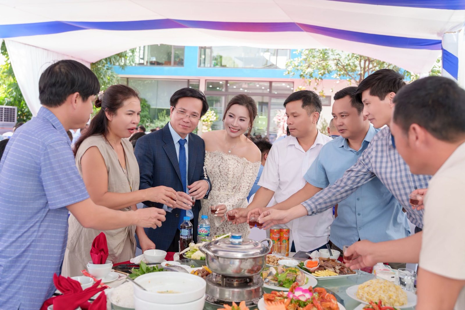 Khách mời và cán bộ công nhân viên Newtec chúc mừng tại buổi tiệc tri ân